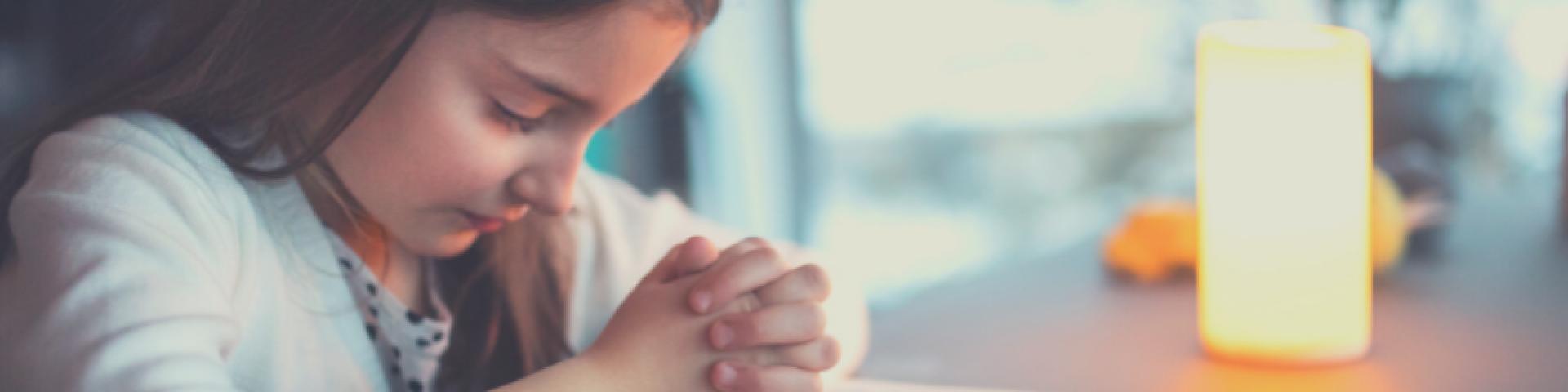 Niña orando