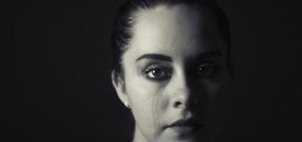 Picture of teenage girl crying 