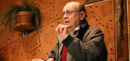 male sign language interpreter